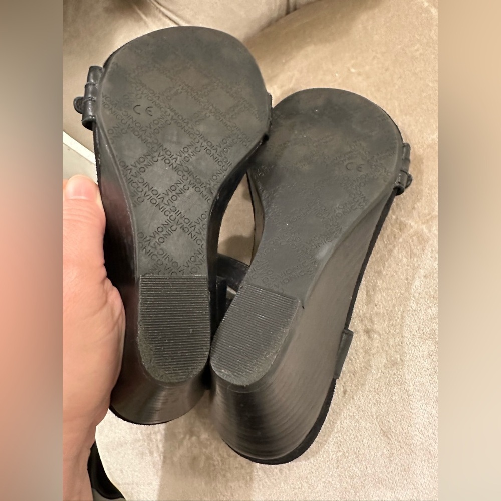 Vionic Laurie Wedge Leather Buckle Sandals Womens 5 Black 382 Silver Buckles EUC - Picture 4 of 5